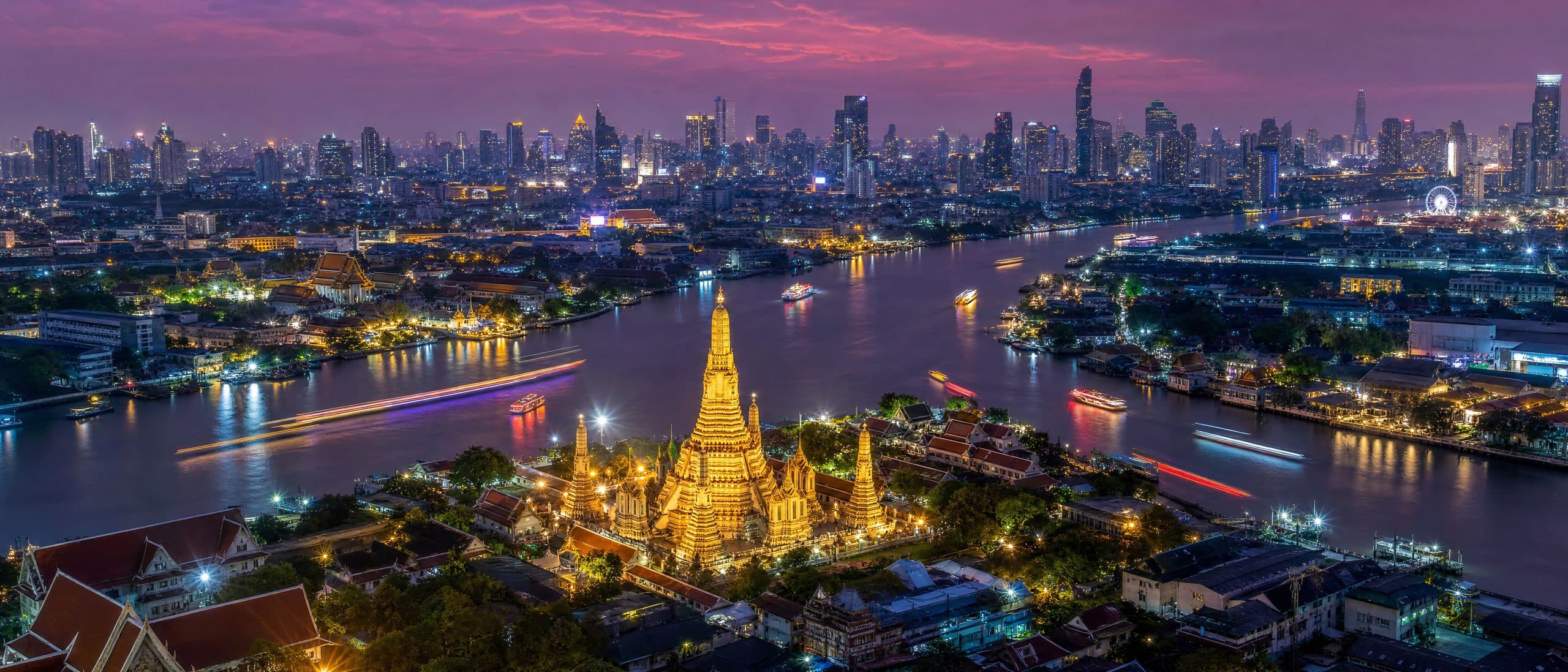 กรุงเทพฯ ยามพลบค่ำ แม่น้ำเจ้าพระยาคดโค้งผ่านเมืองที่สว่างไสว